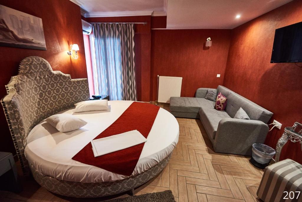 TV a/nebo společenská místnost v ubytování Atlantic Hotel