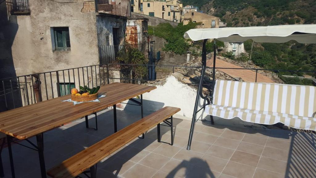 バドラートにあるCasa Adamo Double Viewのテーブル、ベンチ、景色を望むバルコニー