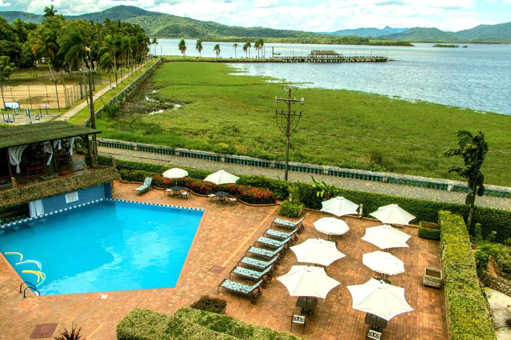 En udsigt til poolen hos Hotel Camboa Antonina - PR eller i nærheden