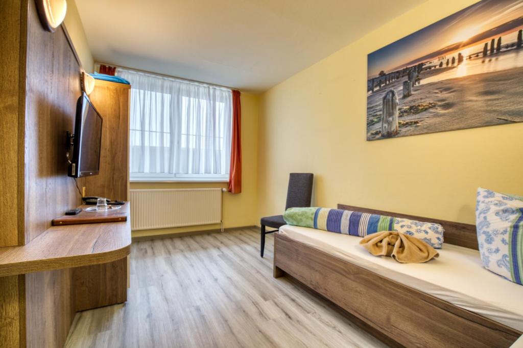 TV a/nebo společenská místnost v ubytování Hotel Kiebitz an der Ostsee