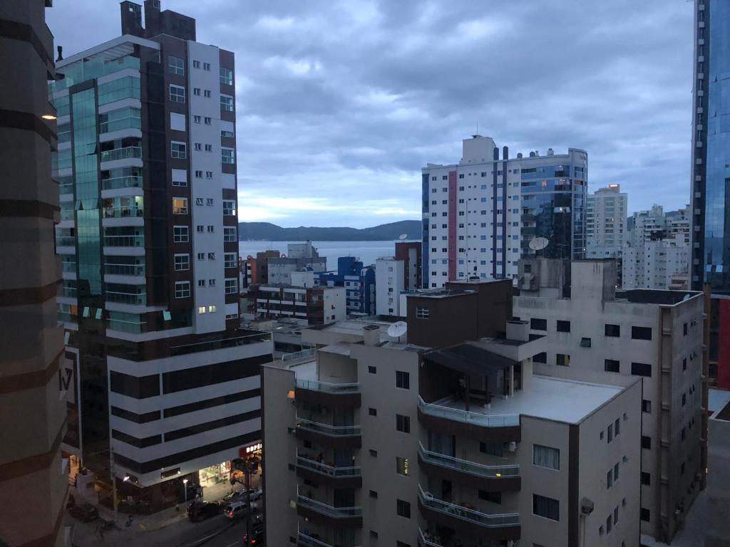  LINDO APARTAMENTO EM MEIA PRAIA-1 quadra do mar! Melhor localização!