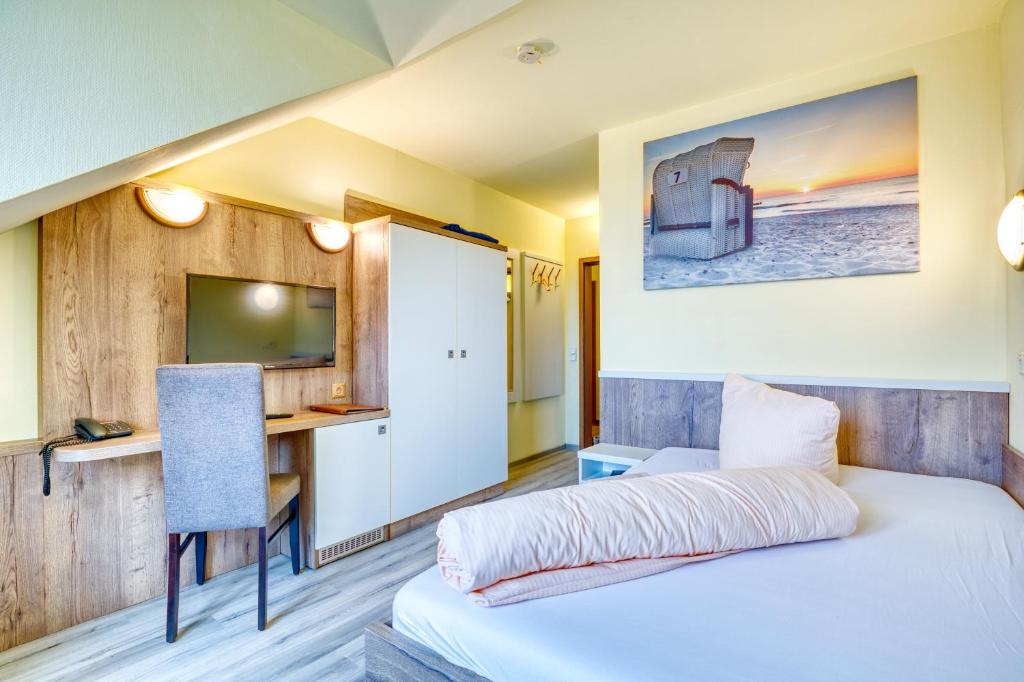 Postel nebo postele na pokoji v ubytování Hotel Kiebitz an der Ostsee