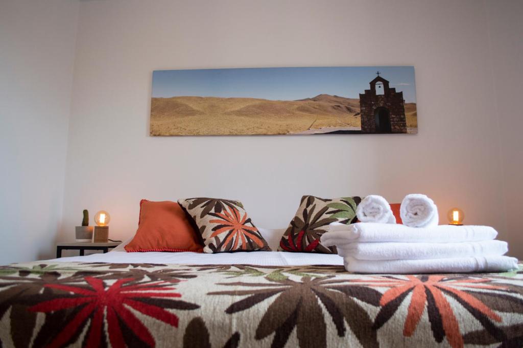 una camera da letto con un letto e asciugamani di Cactus 1 a Salta