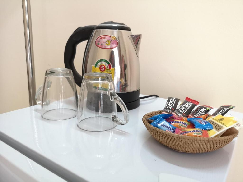 Příslušenství pro přípravu čaje a kávy v ubytování Dutch Hosted B&B, ABC