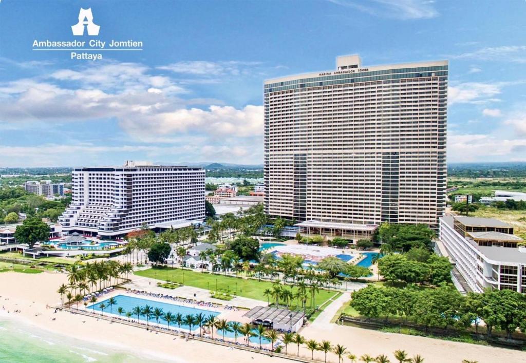 una vista aérea de un complejo con playa y edificios en Ambassador City Jomtien Ocean Wing - SHA Plus, en Na Jomtien