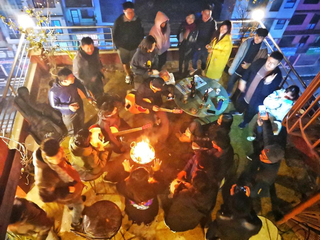 加德满都达尔文酒店 的一群人站在桌子旁,火烧着
