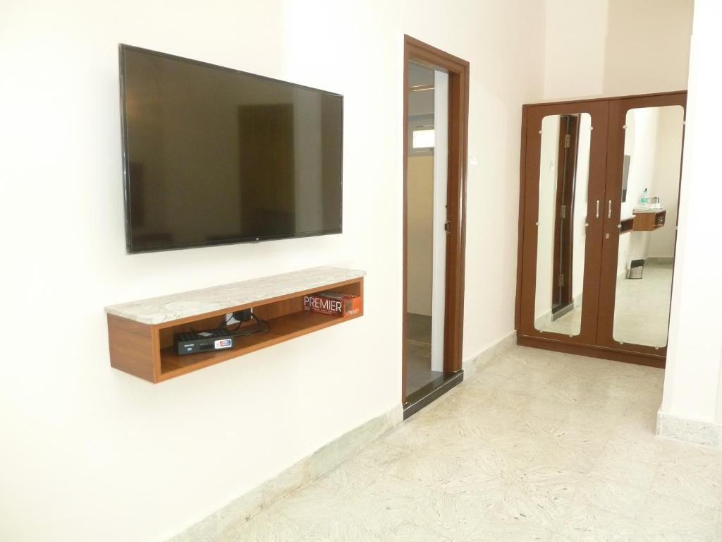 TV a/nebo společenská místnost v ubytování Sreeparthi Hotel
