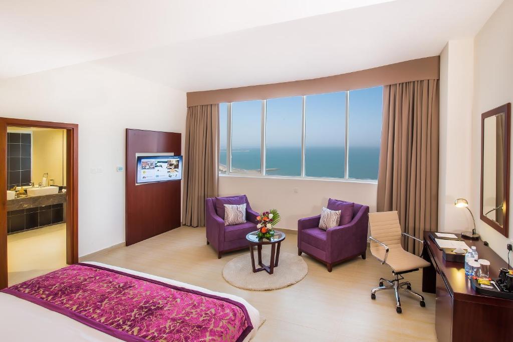 TV a/nebo společenská místnost v ubytování V Hotel Fujairah