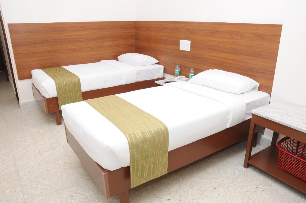 Postel nebo postele na pokoji v ubytování Sreeparthi Hotel