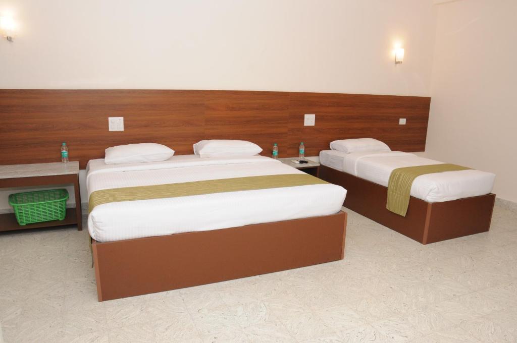 Postel nebo postele na pokoji v ubytování Sreeparthi Hotel