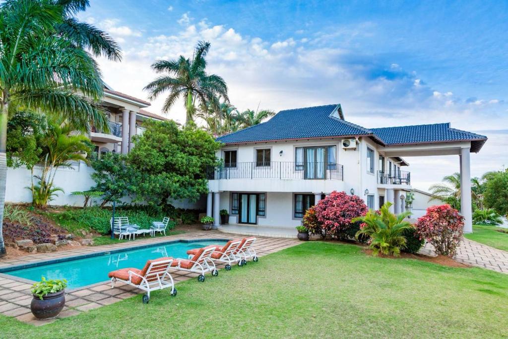 vista esterna di una casa con piscina di Villa 37 on Westridge a Durban