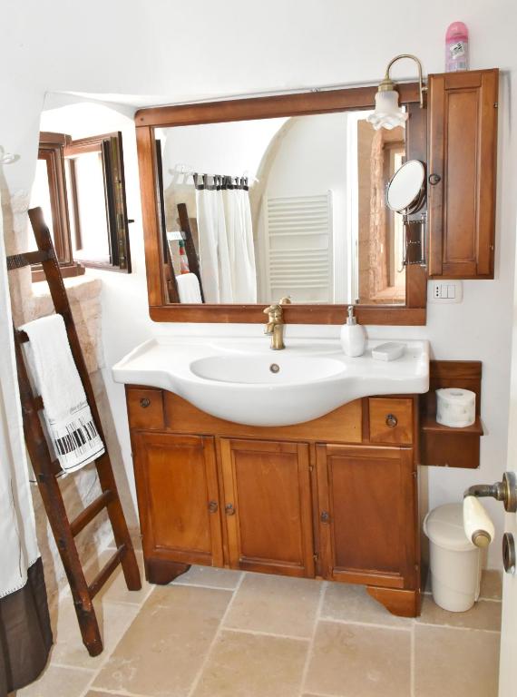 A bathroom at Trullo Cime Bianche