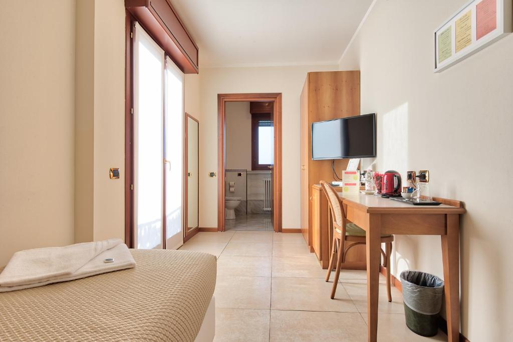 Televízia a/alebo spoločenská miestnosť v ubytovaní Albergo Villa Priula