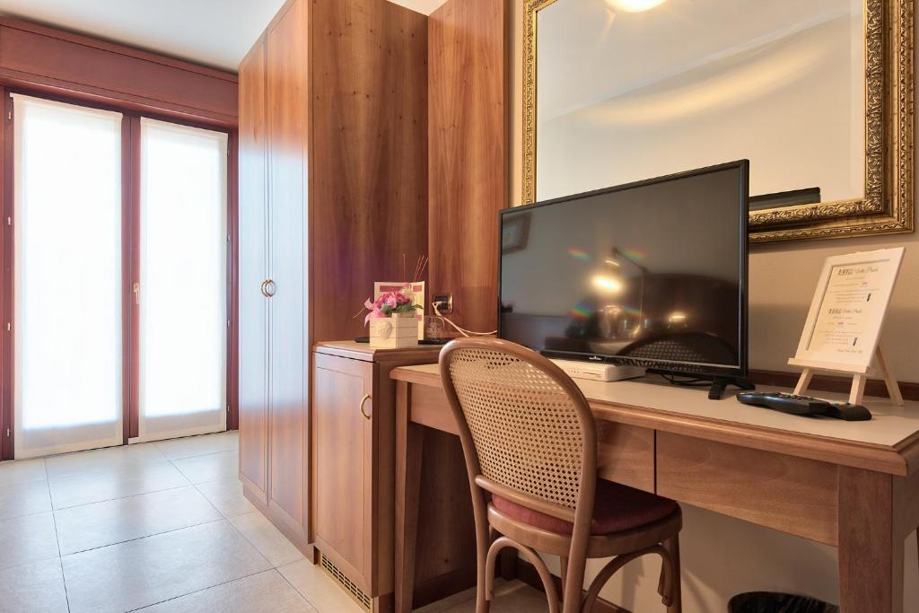 Televízia a/alebo spoločenská miestnosť v ubytovaní Albergo Villa Priula