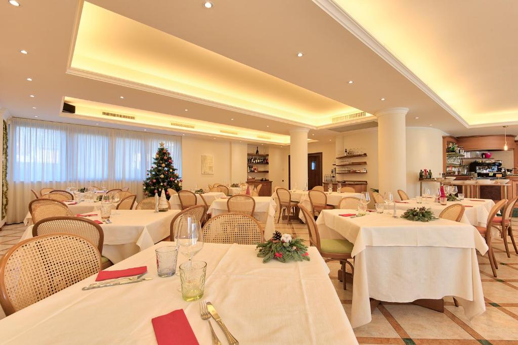 Reštaurácia alebo iné gastronomické zariadenie v ubytovaní Albergo Villa Priula