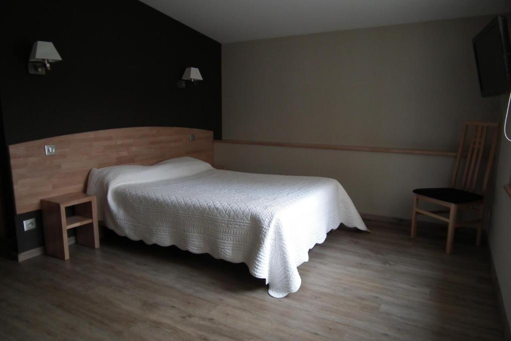 Postel nebo postele na pokoji v ubytování Hôtel la Guimbarde