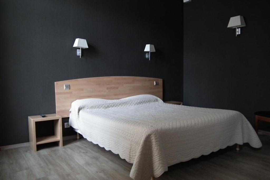 Postel nebo postele na pokoji v ubytování Hôtel la Guimbarde