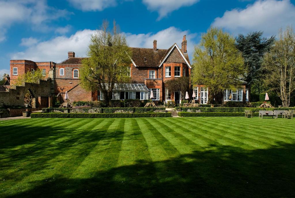 a large lawn in front of a house at The Cosener's House in Abingdon