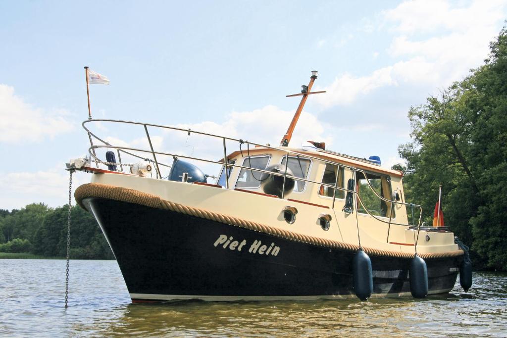 Kuhnle-Tours Hafendorf Müritz - Boat - Grommer 800