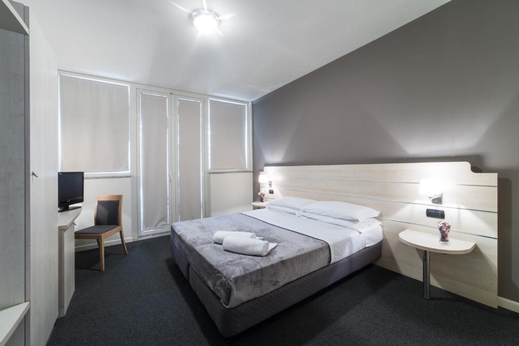 Un pat sau paturi într-o cameră la Hotel Giallo