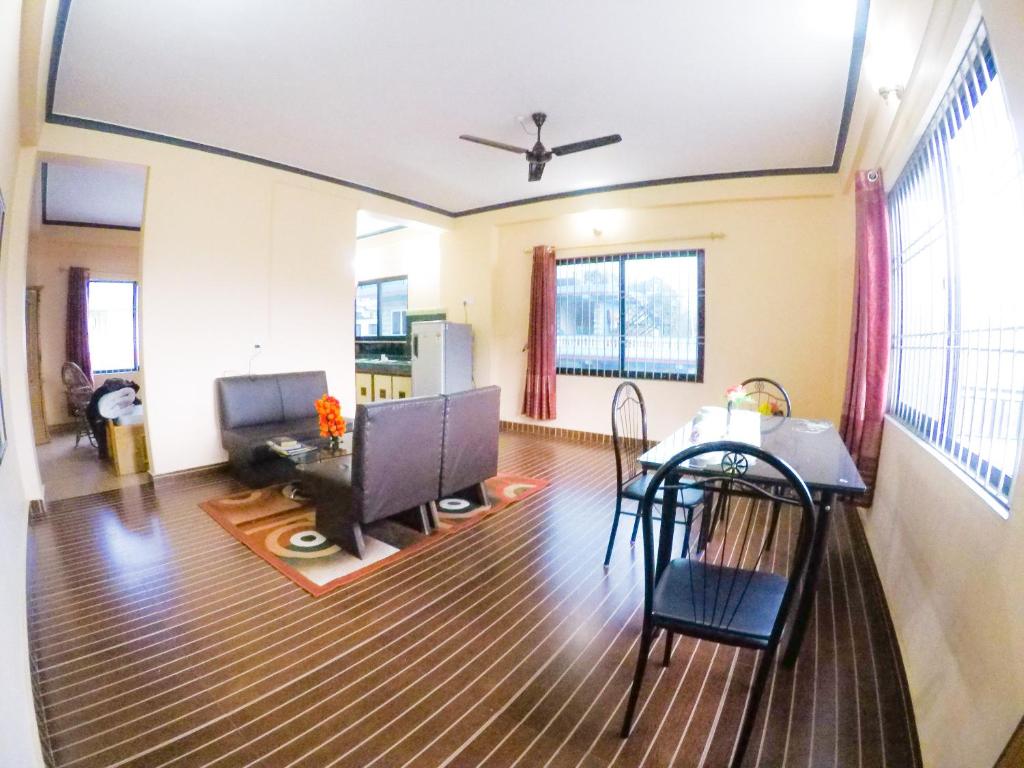 Hotel Mountain View - Lakeside Pokhara的休息区