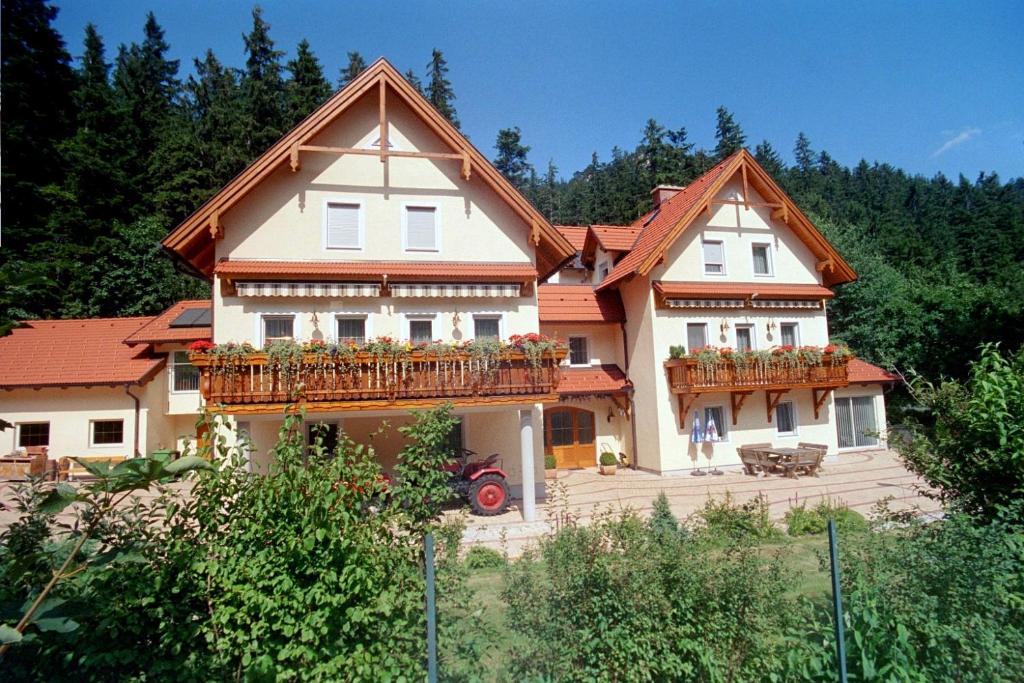 ein großes Haus mit einem Balkon an der Seite in der Unterkunft Haus Lenz Ferienwohnungen - Fam Ostermann in Puchberg am Schneeberg