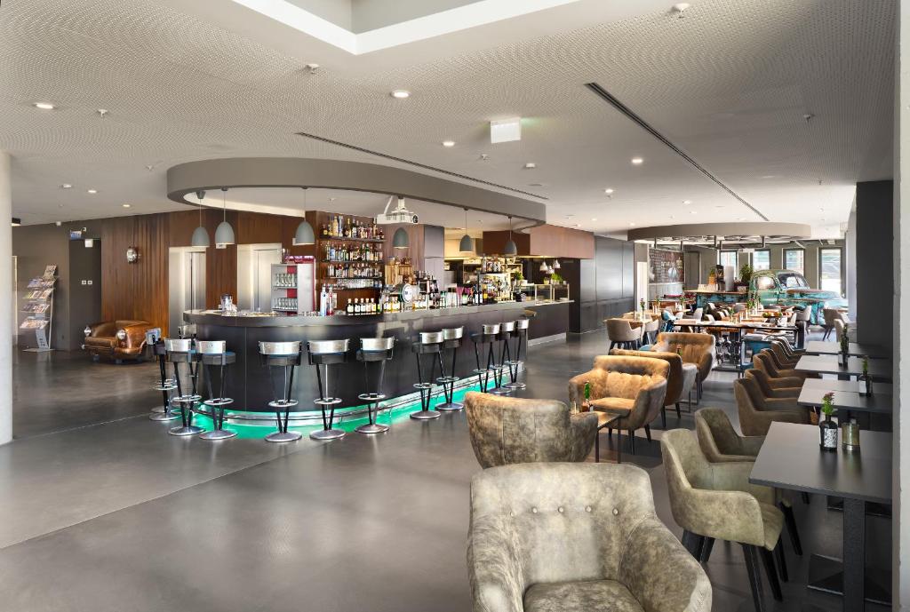 Lounge nebo bar v ubytování V8 HOTEL Motorworld Region Stuttgart