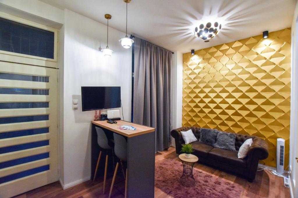 ブダペストにあるBluebel Luxory Apartment in the city centerのリビングルーム(ソファ、デスク付)