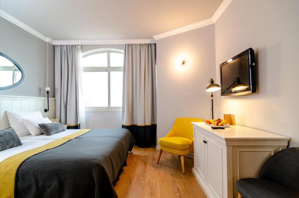 Un pat sau paturi într-o cameră la Royal Plaza Hotel