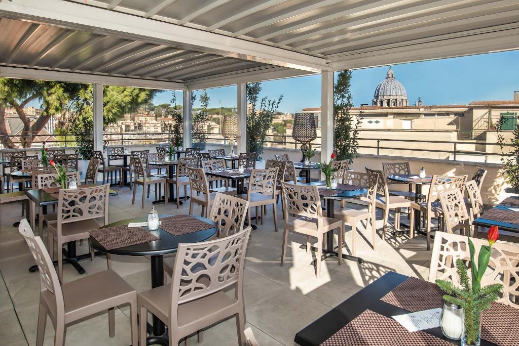A restaurant or other place to eat at Fragrance Hotel St. Peter