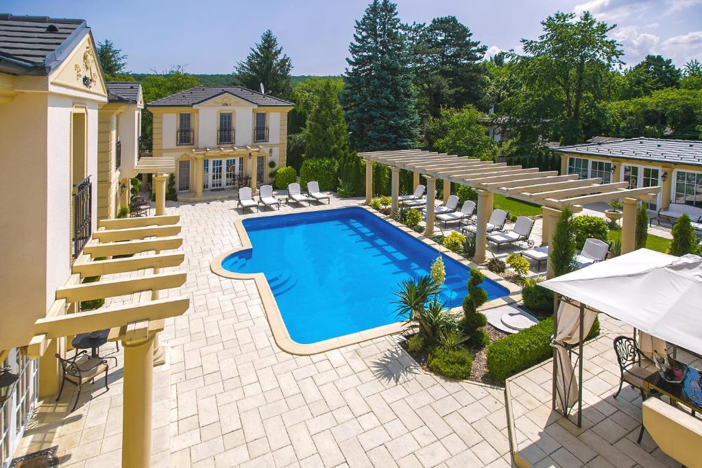 una vista aérea de una piscina en un patio trasero en Luxury-Villas, en Sopron