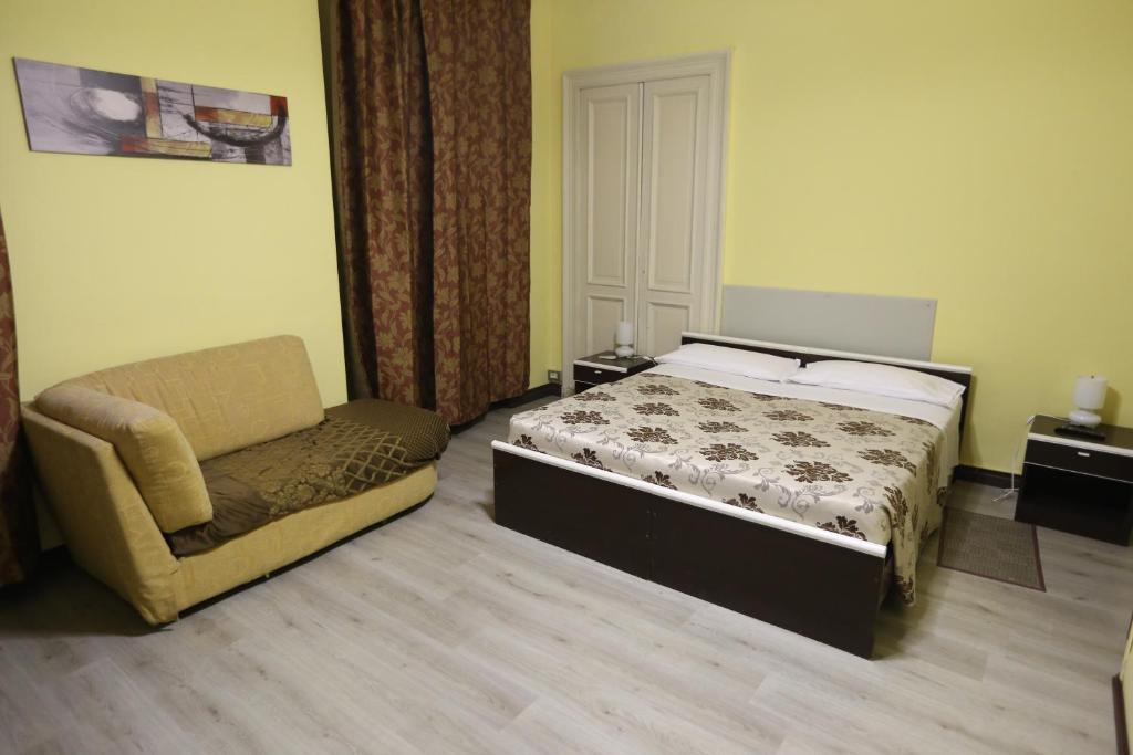 A bed or beds in a room at Hotel Vinzaglio