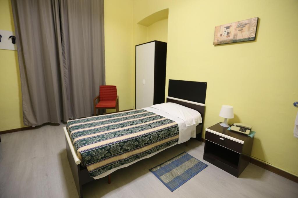 A bed or beds in a room at Hotel Vinzaglio