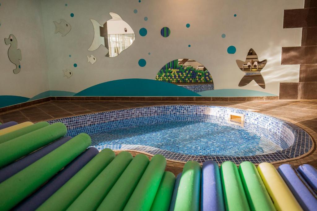 Bazén v ubytování Hotel Piolets Soldeu Centre nebo v jeho okolí