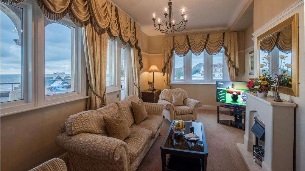 TV a/nebo společenská místnost v ubytování The Victoria Hotel & Source Spa