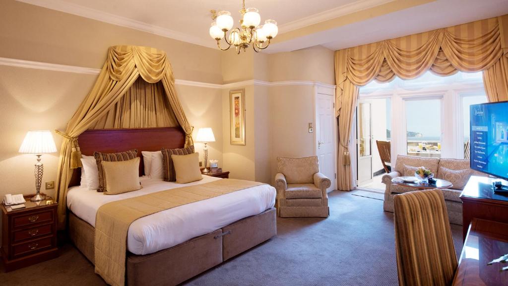 Postel nebo postele na pokoji v ubytování The Victoria Hotel & Source Spa