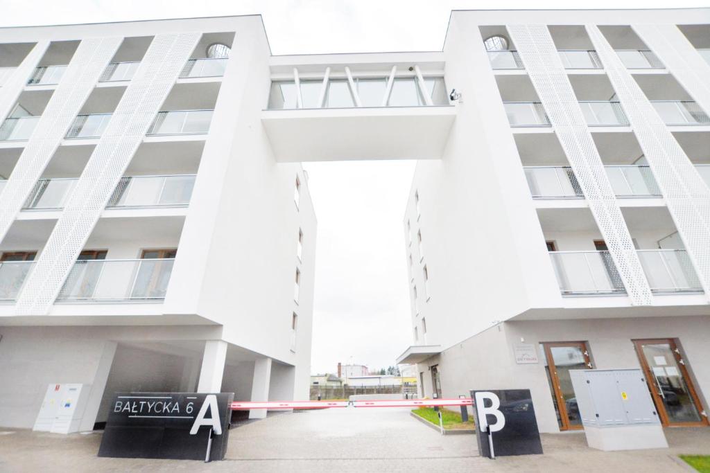 widok na przednią część budynku w obiekcie Apartamenty Bałtycka6 w Kołobrzegu