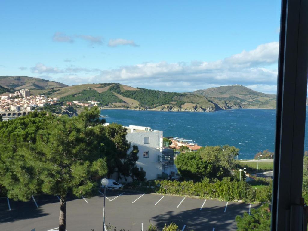 Blick auf eine Bucht von einem Gebäude in der Unterkunft Location Banyuls sur Mer in Banyuls-sur-Mer