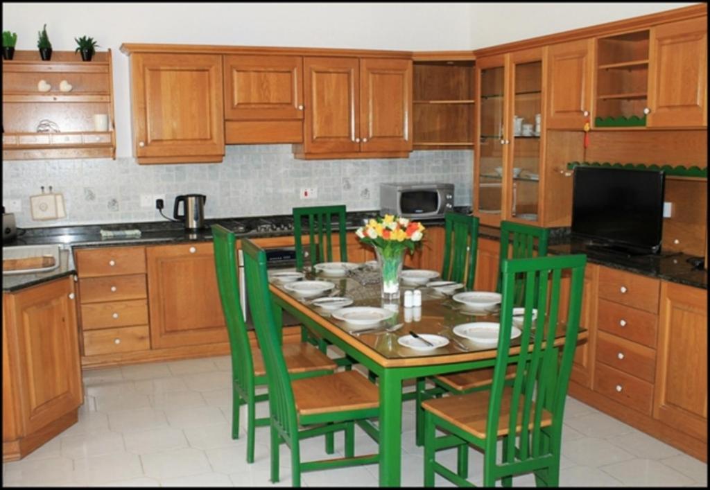 Kuchyň nebo kuchyňský kout v ubytování Villa Naxxar Malta