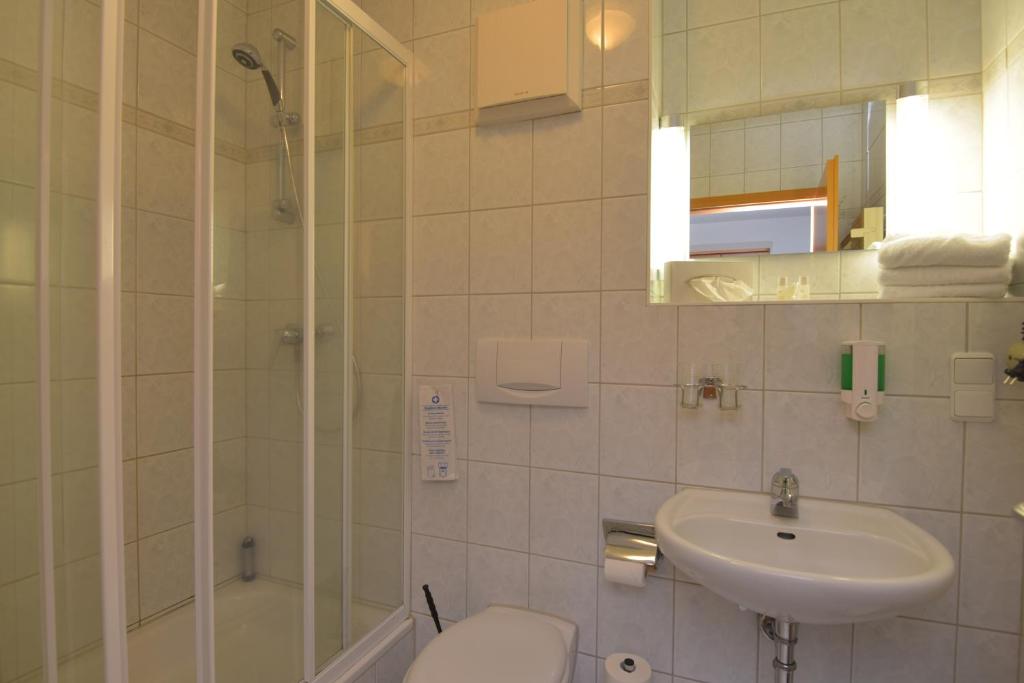 Koupelna v ubytování Hotel Am Wald -GARNI-