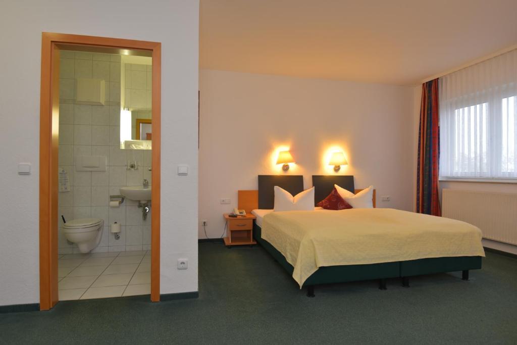 Postel nebo postele na pokoji v ubytování Hotel Am Wald -GARNI-