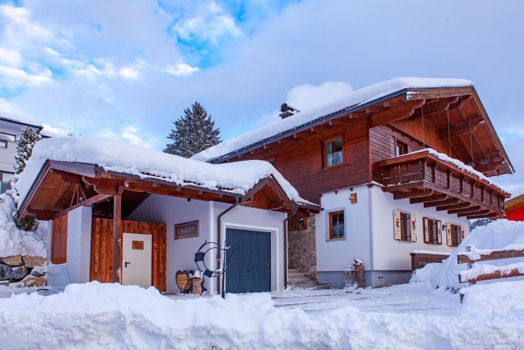 Chalet im Dorf v zimě