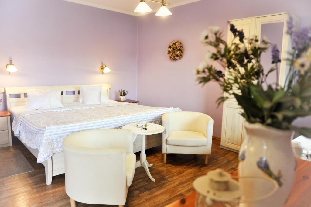 1 dormitorio con 1 cama, mesa y sillas en Hotel Bonsai en Mikulov