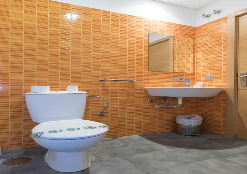 łazienka z toaletą i umywalką w obiekcie Albergue Inturjoven Algeciras-Tarifa w mieście Algeciras