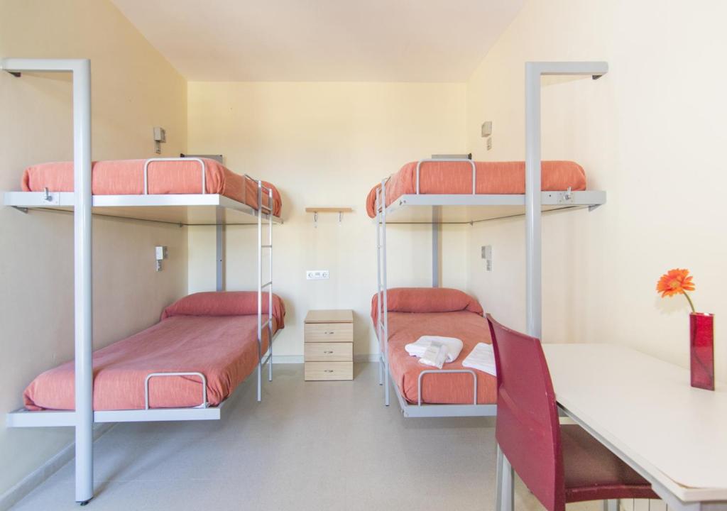 Łóżko lub łóżka w pokoju w obiekcie Albergue Inturjoven Algeciras-Tarifa
