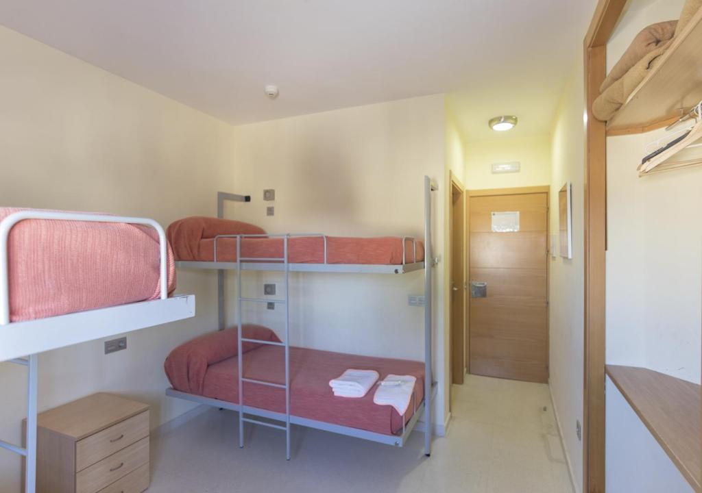 Łóżko lub łóżka w pokoju w obiekcie Albergue Inturjoven Algeciras-Tarifa