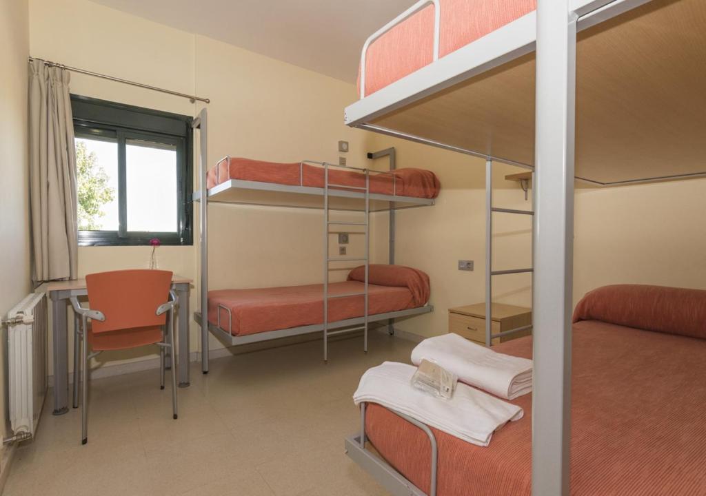Łóżko lub łóżka w pokoju w obiekcie Albergue Inturjoven Algeciras-Tarifa