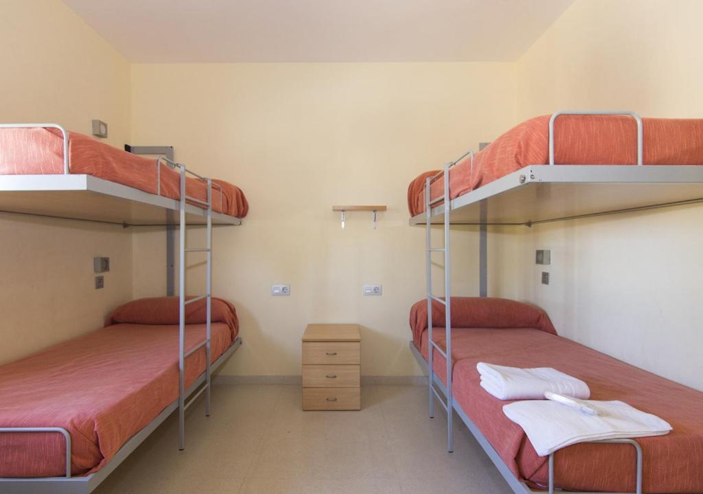 Łóżko lub łóżka w pokoju w obiekcie Albergue Inturjoven Algeciras-Tarifa