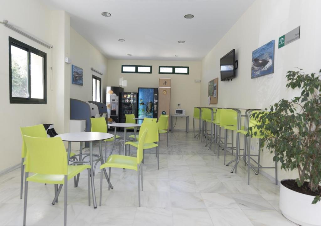 Restauracja lub miejsce do jedzenia w obiekcie Albergue Inturjoven Algeciras-Tarifa