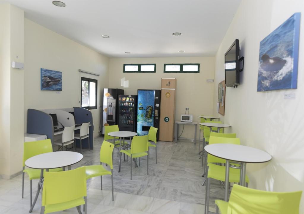 Telewizja i/lub zestaw kina domowego w obiekcie Albergue Inturjoven Algeciras-Tarifa